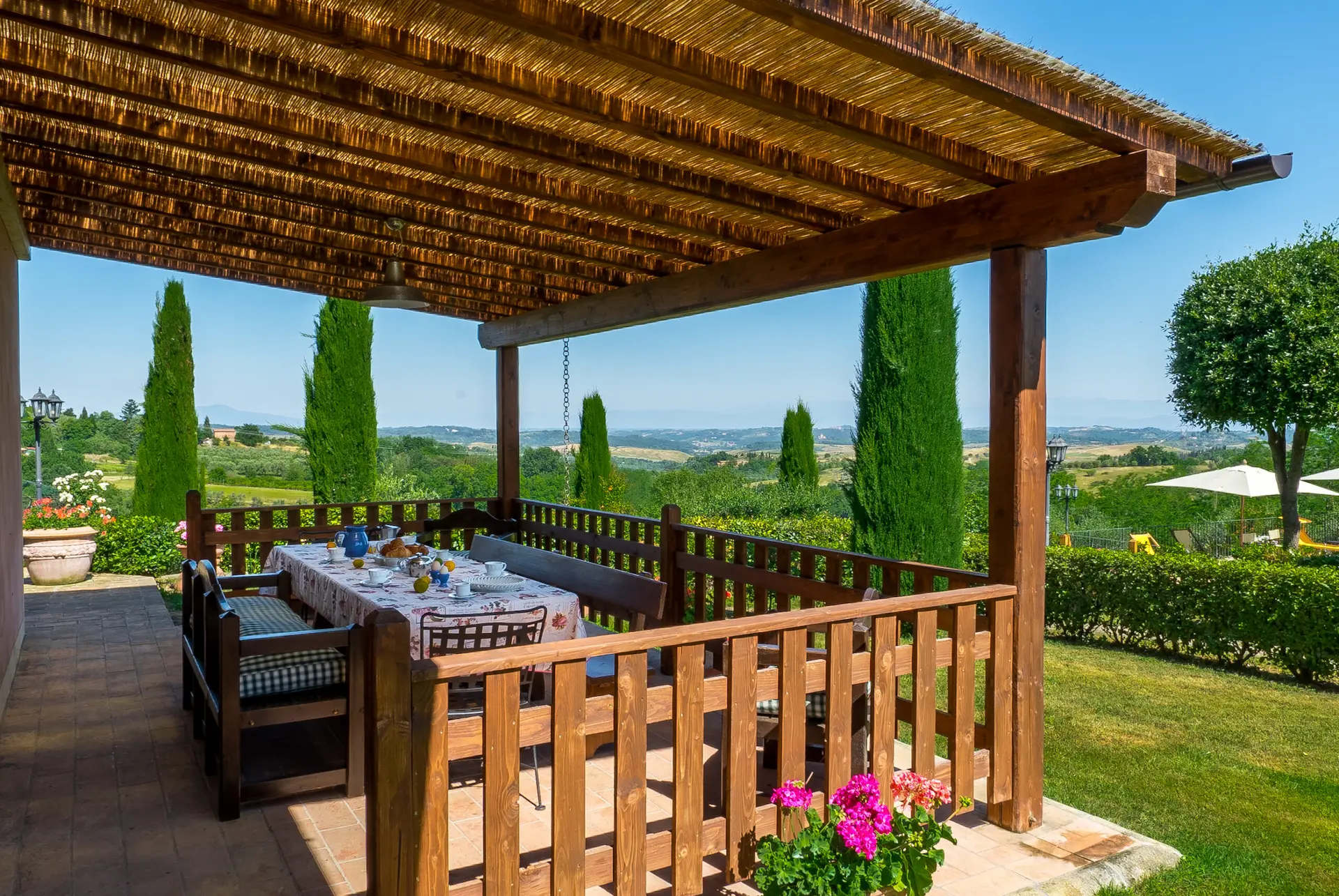 Schöne Aussicht: Pergola mit reich gedecktem Tisch - Einladend und malerisch.