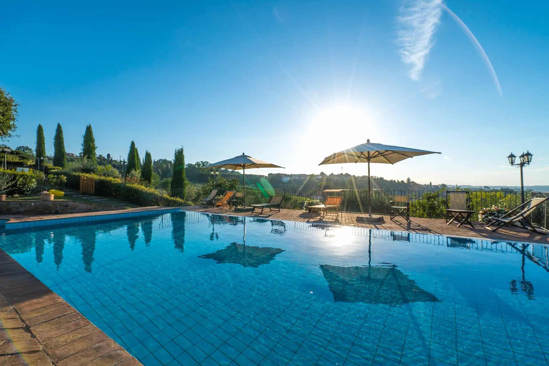 Luxuriöser Pool unter gleißender Sonne - ein Ort der Entspannung und Exklusivität